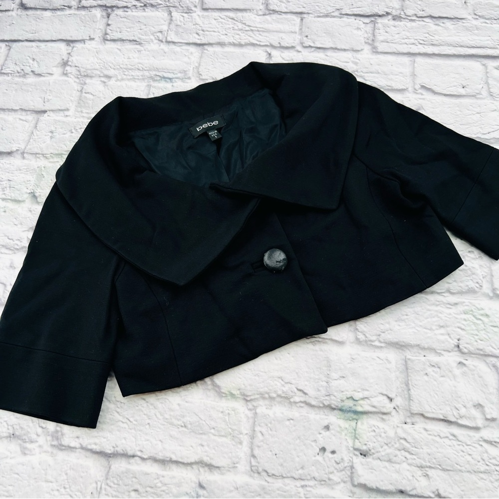 Bebe Women's Black Cropped Blazer Size Small Elegant Evening Short Sleeve